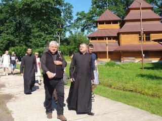 Đức Hồng Y Konrad Krajewski thăm trung tâm Nazaret ở Drohobyč (Ảnh: Vatican News)