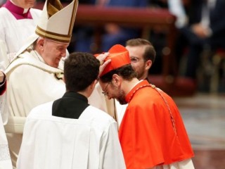 Đức Thánh Cha Phanxicô với Đức Hồng Y Giorgio Marengo tại Cơ mật viện vào ngày 27 tháng 8 năm 2022.