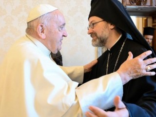 Đức Thánh Cha Phanxicô chào Đức Tổng Giám mục Job (Getcha) của Pisidia, người đứng đầu Phái đoàn từ Tòa Thượng phụ Đại kết (Ảnh: Truyền thông Vatican)