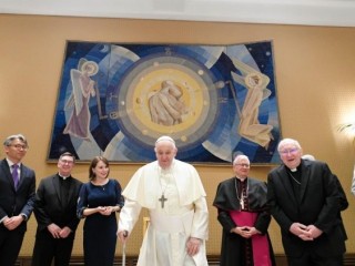 Đức Thánh Cha Phanxicô và các thành viên của Ủy ban Quốc tế về Đối thoại giữa Giáo hội Công giáo và Các môn đệ Chúa Kitô (Ảnh: Truyền thông Vatican)