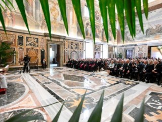 Đức Thánh Cha Phanxicô trò chuyện với các thành viên của Tổ chức Centesimus Annus Pro Pontifice (Ảnh: Truyền thông Vatican)