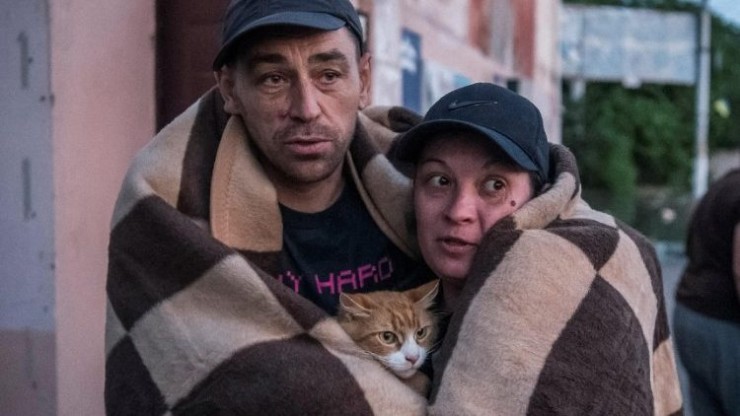 Người dân đang sơ tán khỏi khu vực bị ngập lụt sau khi vỡ đập Nova Kakhovka, ở Kherson, Ukraine (Ảnh: Vatican News)