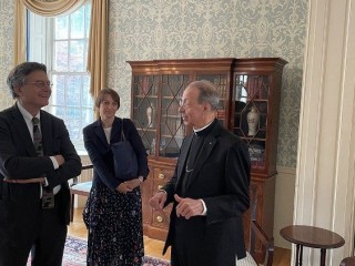 Đức Tổng Giám mục William Lori trò chuyện với Tiến sĩ Paolo Ruffini và Tiến sĩ Nataša Govekar tại căn hộ của mình (Ảnh: Vatican News)