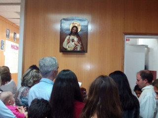 Các tín hữu cầu nguyện với Thánh Tâm Chúa Giêsu (Ảnh: Radio Maria)