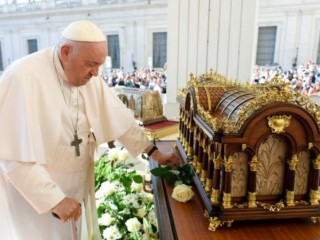 Đức Thánh Cha Phanxicô tôn kính Thánh tích của Thánh Têrêsa Hài Đồng Giêsu trong giây phút thinh lặng cầu nguyện và đặt một bông hồng trắng trên bàn trước hòm đựng thánh tích của Thánh nữ Phêrô trong buổi tiếp kiến chung tại Quảng trường Thánh Phêrô, ngày 16 tháng 6 năm 2023 (Ảnh: Truyền thông Vatican)