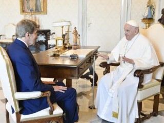 Đức Thánh Cha Phanxicô tiếp kiến ông John Kerry, Đặc phái viên về Biến đổi Khí hậu của Tổng thống Hoa Kỳ Joe Biden, tại Vatican vào ngày 19 tháng 6 năm 2023. Bên trái là Đại sứ Hoa Kỳ tại Tòa Thánh, ông Joe Donnelly (Ảnh: Truyền thông Vatican)