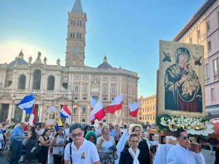 Cuộc rước kiệu mừng Lễ Đức Mẹ Hằng Cứu Giúp đi qua trước Vương Cung Thánh Đường Đức Bà Cả tại Rôma (Ảnh: Courtney Mares/CNA)