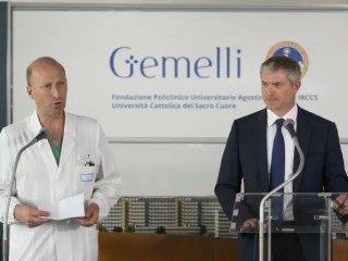 Bác sĩ Sergio Alfieri (trái), bác sĩ phẫu thuật của Đức Thánh Cha Phanxicô, và phát ngôn viên Vatican Matteo Bruno trong cuộc họp báo hôm thứ Bảy, ngày 10 tháng 6 năm 2023, tại Bệnh viện Gemelli, Rôma (Ảnh: Truyền thông Vatican)