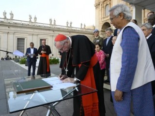 Đức Hồng Y Pietro Parolin ký tuyên bố về Tinh thần Huynh đệ Nhân loại thay mặt cho Đức Thánh Cha Phanxicô trong khi Muhammad Yunus, người đoạt giải Nobel Hòa bình năm 2006, và những người đoạt giải Nobel khác, quan sát, trong sự kiện về Tinh thần huynh đệ nhân loại #NotAlone tại Quảng trường Thánh Phêrô, ngày 10 tháng 6, 2023 (Ảnh:Truyền thông Vatican)
