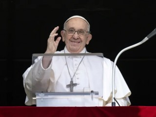 Đức Thánh Cha Phanxicô xuất hiện hiện tại cửa sổ của Điện Tông Tòa tại Vatican vào ngày 18 tháng 6 năm 2023 để đưa ra bài phát biểu đầu tiên trước công chúng kể từ khi được xuất viện (Ảnh: Truyền thông Vatican)