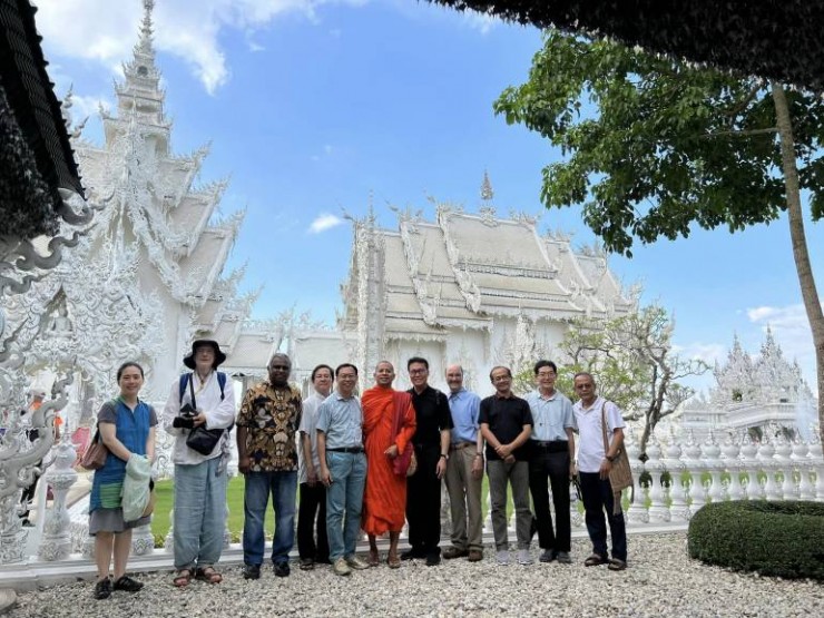 visit_to_buddhist_temple_2