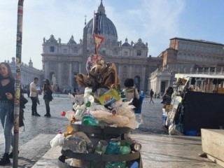 Rác thải tại Vatican (Ảnh: Twitter @Cristinacg74)