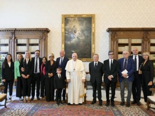Đức Thánh Cha Phanxicô nhận giải thưởng “È Giornalismo” từ các nhà báo Ý tại Điện Tông tòa vào ngày 26 tháng 8 năm  2023 (Ảnh: Truyền thông Vatican)
