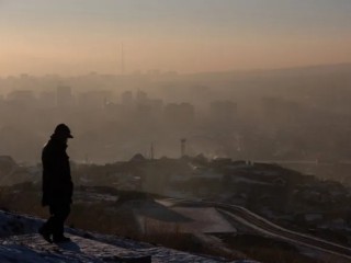 Bức ảnh này được chụp vào ngày 16 tháng 1 năm 2022, cho thấy một người đàn ông đang nhìn khói bay lơ lửng trên các ngôi nhà trong một ngày ô nhiễm ở Ulaanbaatar, thủ đô của Mông Cổ (Ảnh: Byambasuren Byamba-Ochir/AFP qua Getty Images)