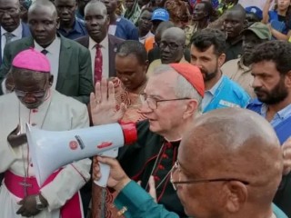 Đức Hồng Y Pietro Parolin trò chuyện với những người hồi hương và nhữngngười tị nạn tại trại của ở Giáo phận Malakal ở Nam Sudan ngày 15 tháng 8 năm 2023 (Ảnh: John Amuom, Radio Tiếng nói của Tình yêu, Giáo phận Công giáo Malakal)