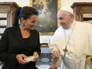 Đức Thánh Cha Phanxicô gặp gỡ Tổng thống Hungary Katalin Novák tại Vatican vào ngày 25 tháng 8 năm 2023 (Nguồn: Truyền thông Vatican)