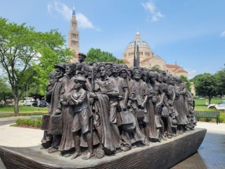 "Những thiên thần không được biết đến", một tác phẩm của điêu khắc giaTimothy Schmalz trong khuôn viên trường Đại học Công giáo Hoa Kỳ, mô tả 140 người nhập cư (Ảnh: Peter Pinedo/CNA)