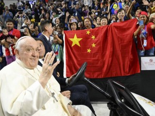 Đức Thánh Cha Phanxicô vẫy tay chào mọi người khi những người đứng sau ngài giương cờ Trung Quốc trước Thánh lễ được cử hành tại Steppe Arena ở Ulaanbaatar, Mông Cổ, ngày 3 tháng 9 năm 2023. Kết thúc Thánh lễ, Đức Thánh Cha đã gửi lời chào đến Trung Quốc và các tín hữu Công giáo Trung Quốc (Ảnh: CNS/Truyền thông Vatican)