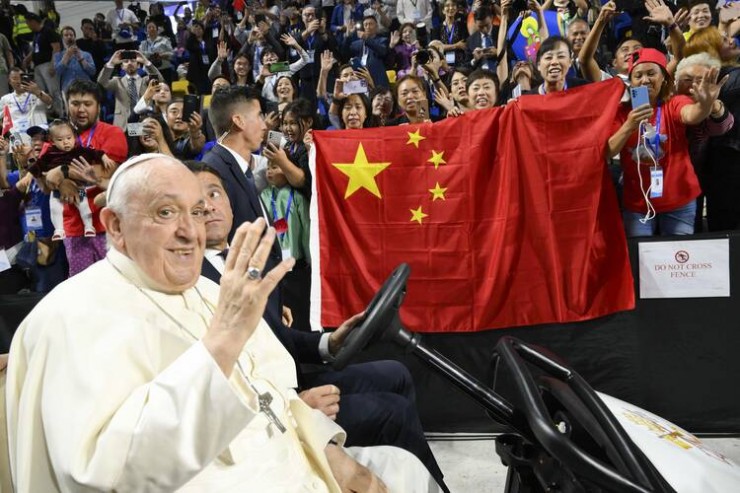 Đức Thánh Cha Phanxicô vẫy tay chào mọi người khi những người đứng sau ngài giương cờ Trung Quốc trước Thánh lễ được cử hành tại Steppe Arena ở Ulaanbaatar, Mông Cổ, ngày 3 tháng 9 năm 2023. Kết thúc Thánh lễ, Đức Thánh Cha đã gửi lời chào đến Trung Quốc và các tín hữu Công giáo Trung Quốc (Ảnh: CNS/Truyền thông Vatican)