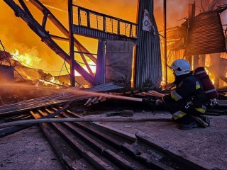 Lính cứu hỏa làm việc tại địa điểm một nhà nhà kho công nghiệp bị phá hủy do cuộc tấn công bằng máy bay không người lái của Nga ở Lviv, Ukraine, ngày 19 tháng 9 năm 2023 (Ảnh: OSV News/Reuters/Dịch vụ báo chí của Cơ quan Khẩn cấp Nhà nước Ukraine trong bản tin vùng Lviv)