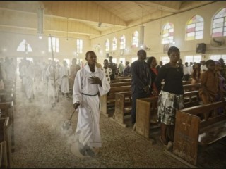 Ảnh tư liệu về cậu bé giúp lễ tại Nhà thờ Công giáo St. Charles ở Kano, Nigeria, vào năm 2019 (Ảnh: Ben Curtis/AP.)