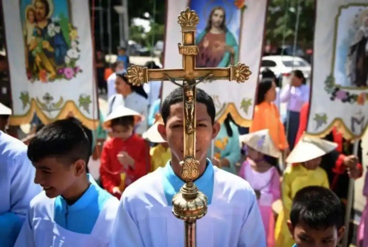 Các tín hữu Công giáo trong cuộc rước trước chuyến viếng thăm của Đức Thánh Cha Phanxicô tới Thái Lan, bên ngoài Nhà thờ Phra Mae Prachak ở tỉnh Suphan Buri miền trung Thái Lan vào ngày 26 tháng 10 năm 2019 (Ảnh: AFP)
