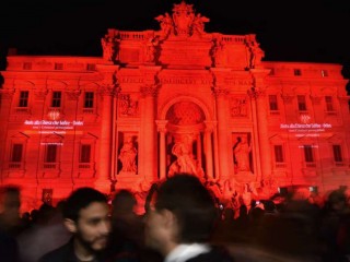 Đài phun nước Trevi được chiếu sáng màu đỏ để tượng trưng cho máu của các Kitô hữu bị đàn áp trên khắp thế giới trong đợt trùng tu  đối với một trong những di tích mang tính biểu tượng nhất của Ý, vào ngày 29 tháng 4 năm 2016, tại Rôma (Ảnh: AFP)
