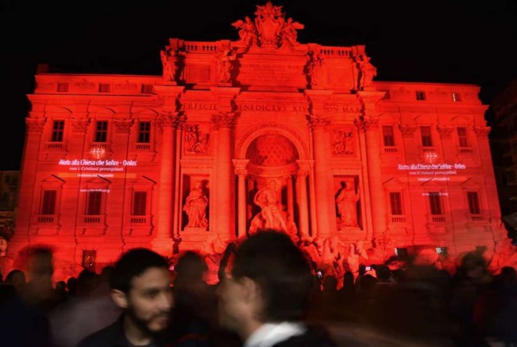 Đài phun nước Trevi được chiếu sáng màu đỏ để tượng trưng cho máu của các Kitô hữu bị đàn áp trên khắp thế giới trong đợt trùng tu đối với một trong những di tích mang tính biểu tượng nhất của Ý, vào ngày 29 tháng 4 năm 2016, tại Rôma (Ảnh: AFP)