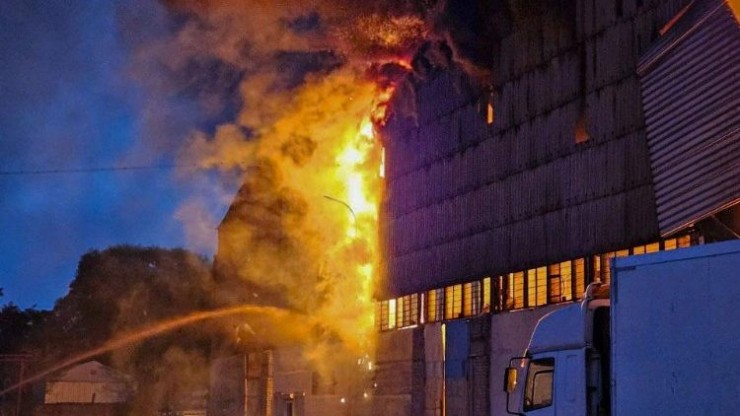Lính cứu hỏa chiến đấu với ngọn lửa tại nhà kho của Caritas Spes ở Lviv vào tối hôm thứ Ba (Ảnh: AFP)
