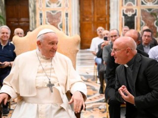 Đức Thánh Cha Phanxicô với các thành viên Hiệp hội Kinh Thánh Ý (Ảnh: truyền thông Vatican/ Divisione Foto)
