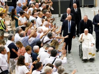Đức Thánh Cha Phanxicô tham dự cuộc họp với Hiệp hội Thúc đẩy Gia đình “Gặp gỡ Hôn nhân” tại Vatican (Ảnh: REUTERS)