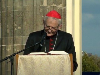 Đức Hồng Y Matteo Zuppi chủ sự buổi cầu nguyện cho hòa bình ở Berlin (Ảnh: Vatican News)