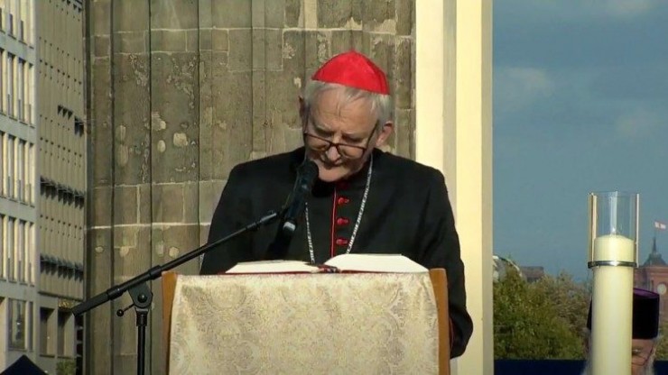 Đức Hồng Y Matteo Zuppi chủ sự buổi cầu nguyện cho hòa bình ở Berlin (Ảnh: Vatican News) 
