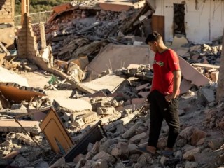 Một người đàn ông đang đứng nhìn đống đổ nát của những ngôi nhà ở làng Talat N'Yaaqoub phía nam Marrakech ở Maroc vào ngày 11 tháng 9 năm 2023. Trận động đất xảy ra ở nước này vào ngày 8 tháng 9 đã khiến ít nhất 2.122 người thiệt mạng, hơn 2.400 người khác bị thương, và san phẳng toàn bộ ngôi làng (Ảnh: FADEL SENNA / AFP qua Getty Images)