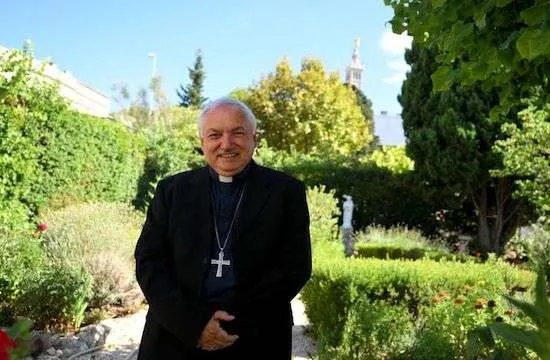 Đức Hồng Y Jean-Marc Aveline trong khu vườn thuộc Tòa Giám mục Marseille, tháng 8 năm 2022 (Ảnh: NICOLAS TUCAT/ AFP)