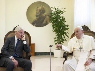 Cựu Tổng thống Bill Clinton và Đức Thánh Cha Phanxicô (Ảnh: Thánh Bộ Truyền thông Vatican)