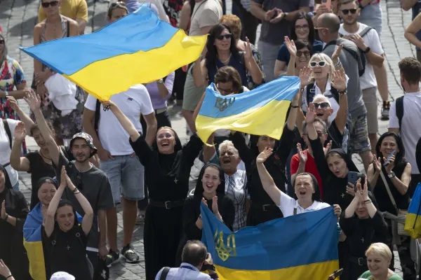 Các tín hữu Công giáo Ukraine vẫy chào Đức Thánh Cha trong giờ Kinh Truyền Tin Chúa nhật của ngài vào ngày 17 tháng 9 năm 2023 (Ảnh: Truyền thông Vatican)