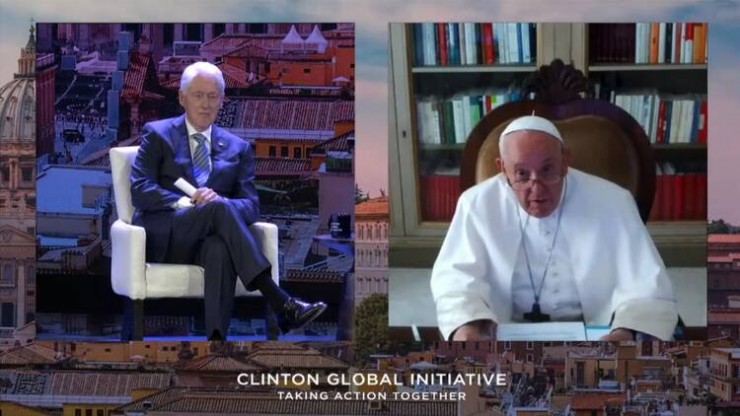 Đức Thánh Cha Phanxicô trò chuyện với cựu Tổng thống Hoa Kỳ Bill Clinton trong một cuộc gọi video trong cuộc họp của Sáng kiến Toàn cầu Clinton ở New York, ngày 18 tháng 9 năm 2023 (Ảnh chụp màn hình của CNS/Sáng kiến Toàn cầu của Clinton)