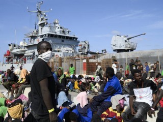 Những người di cư chờ được chuyển từ đảo Lampedusa, Ý, vào ngày 15/9. (Ảnh: AP/Valeria Ferraro)