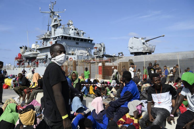 Những người di cư chờ được chuyển từ đảo Lampedusa, Ý, vào ngày 15/9. (Ảnh: AP/Valeria Ferraro)