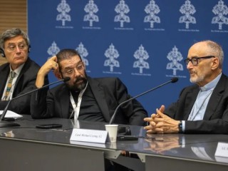 Tiến sĩ Paolo Ruffini, chủ tịch ủy ban truyền thông của Thượng Hội đồng (trái); Giám mục Daniel Flores của Brownsville, Texas (giữa); và Đức Hồng Y Michael Czerny (phải) tại cuộc họp báo ngày 19 tháng 10 năm 2023 (Ảnh: Daniel Ibáñez)