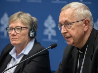 Tiến sĩ Catherine Clifford, Giáo sư tại Đại học St. Paul ở Ottawa, và Đức Tổng Giám mục Stanisław Gadecki của Ba Lan tại  cuộc họp báo củaThượng Hội đồng về Hiệp hành vào ngày 26 tháng 10 năm 2023 (Ảnh: Daniel Ibáñez/EWTN News)