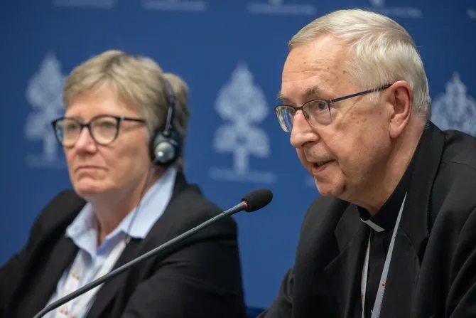 Tiến sĩ Catherine Clifford, Giáo sư tại Đại học St. Paul ở Ottawa, và Đức Tổng Giám mục Stanisław Gadecki của Ba Lan tại cuộc họp báo củaThượng Hội đồng về Hiệp hành vào ngày 26 tháng 10 năm 2023 (Ảnh: Daniel Ibáñez/EWTN News)