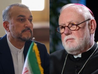 Bộ trưởng ngoại giao Iran, Hossein Amir-Abdollahian, và Ngoại trưởng Vatican, Đức Tổng Giám mục Paul Gallagher (Ảnh: ATTA KENARE/AFP qua Getty Images và Daniel Ibañez/CNA)