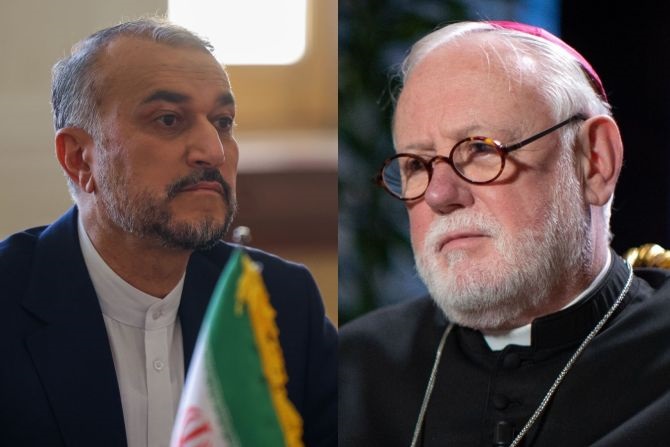 Bộ trưởng ngoại giao Iran, Hossein Amir-Abdollahian, và Ngoại trưởng Vatican, Đức Tổng Giám mục Paul Gallagher (Ảnh: ATTA KENARE/AFP qua Getty Images và Daniel Ibañez/CNA)