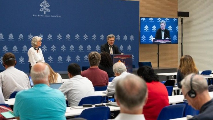 Hình ảnh từ cuộc họp báo về Thượng Hội đồng về Hiệp hành tại Văn phòng Báo chí Tòa Thánh (Ảnh: Truyền thông Vatican)