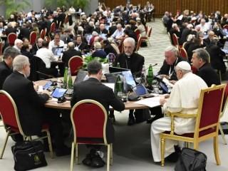 Đức Thánh Cha Phanxicô cùng với các đại biểu của Thượng Hội đồng về Hiệp hành, được tổ chức vào tháng 10 năm 2023 (Ảnh: Truyền thông Vatican)