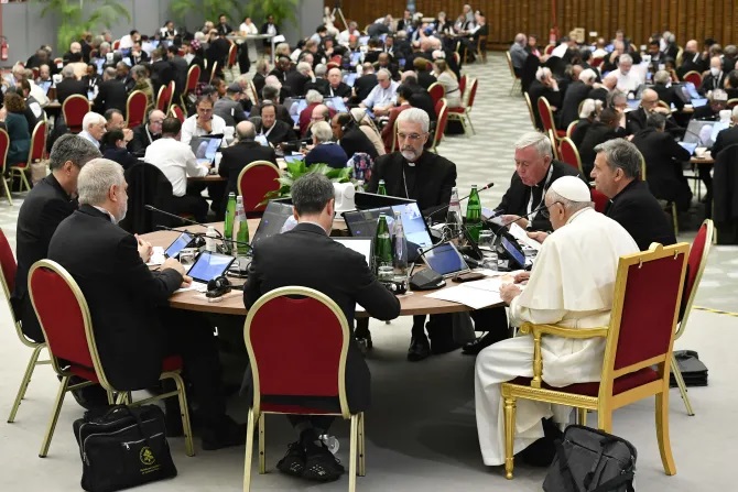Đức Thánh Cha Phanxicô cùng với các đại biểu của Thượng Hội đồng về Hiệp hành, được tổ chức vào tháng 10 năm 2023 (Ảnh: Truyền thông Vatican)