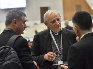Đức Hồng Y Matteo Zuppi trò chuyện với các đại biểu Thượng Hội đồng về Hiệp hành tại đại hội toàn thể ngày 9 tháng 10 năm 2023 (Ảnh: Truyền thông Vatican)