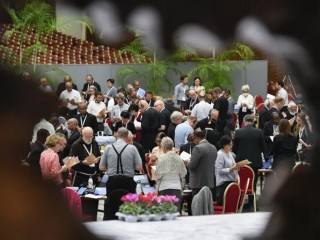 Các đại biểu tại Thượng Hội đồng về Hiệp hành tham gia thảo luận bàn tròn theo các nhóm nhỏ vào ngày 9 tháng 10 năm 2023 (Ảnh: Truyền thông Vatican)